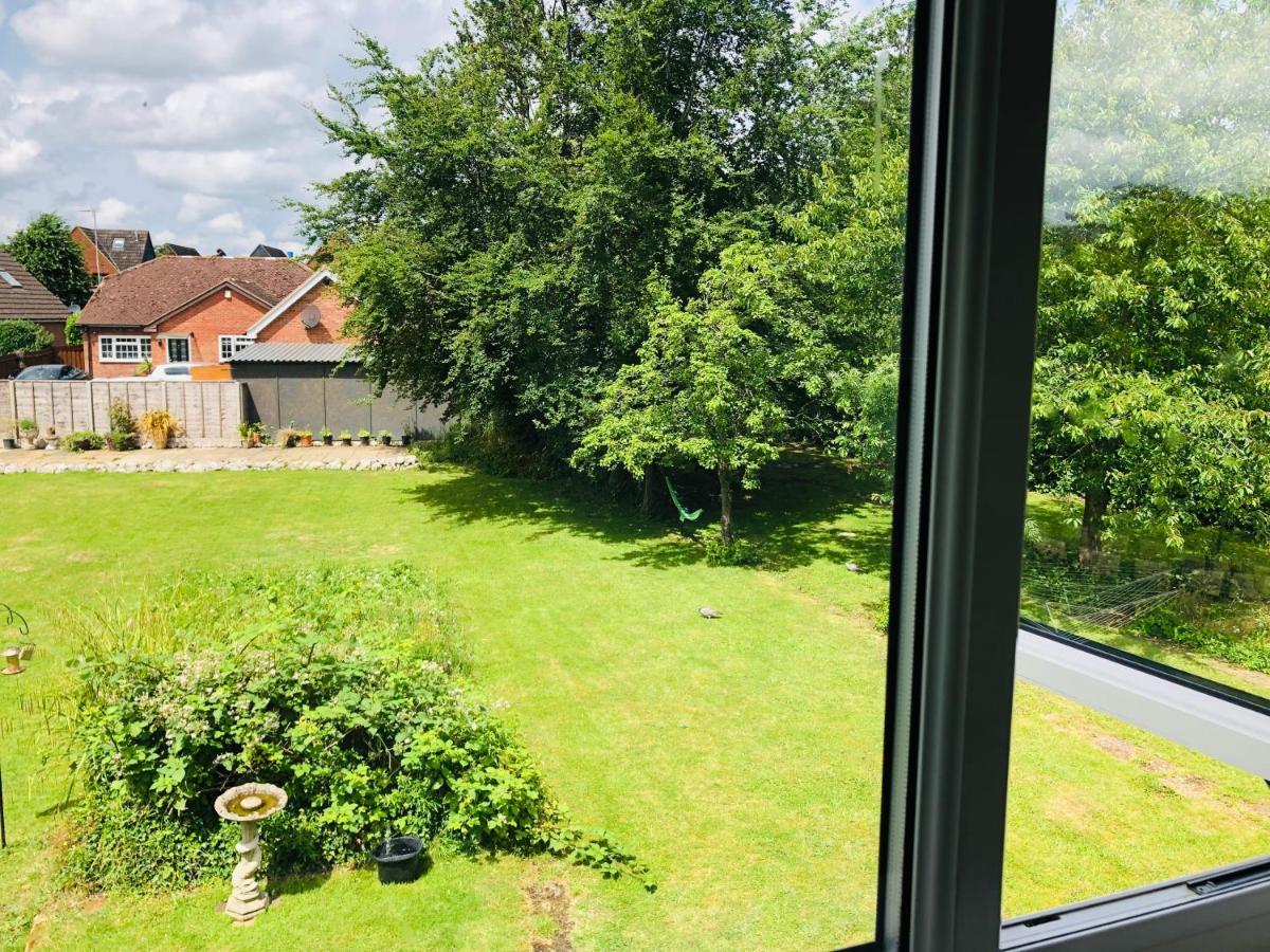 Amazing Quiet Garden House Near London Luton Airport Apartment Exterior photo
